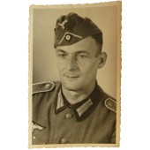 Foto eines Wehrmachtsinfanteristen mit Seitenmütze und weißem Soutache